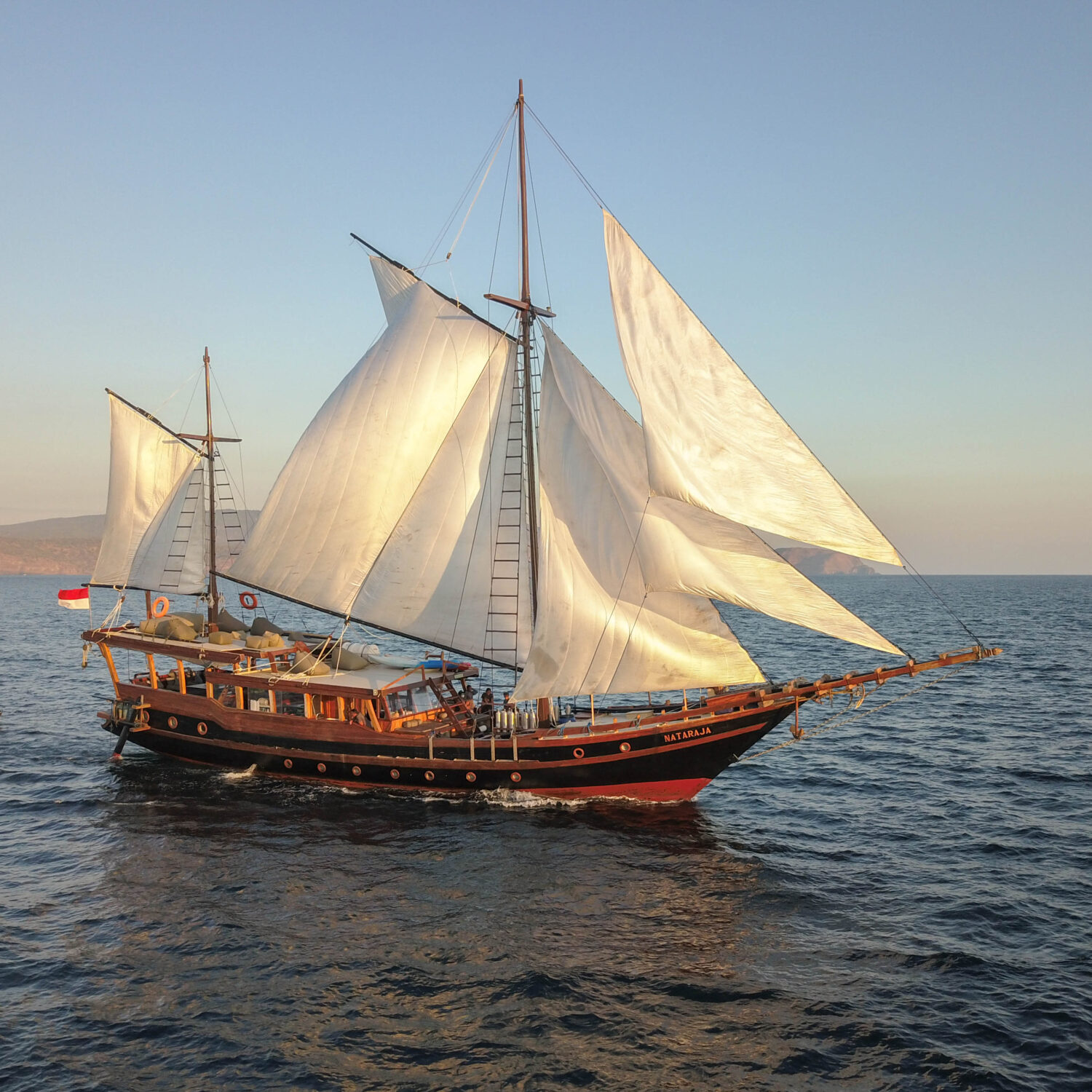 private yacht phinisi traditionnalwoodenboat woodensailingboat indonesia crusingindonesia