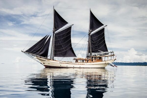 Silolona Luxury Yacht Charter Indonesia