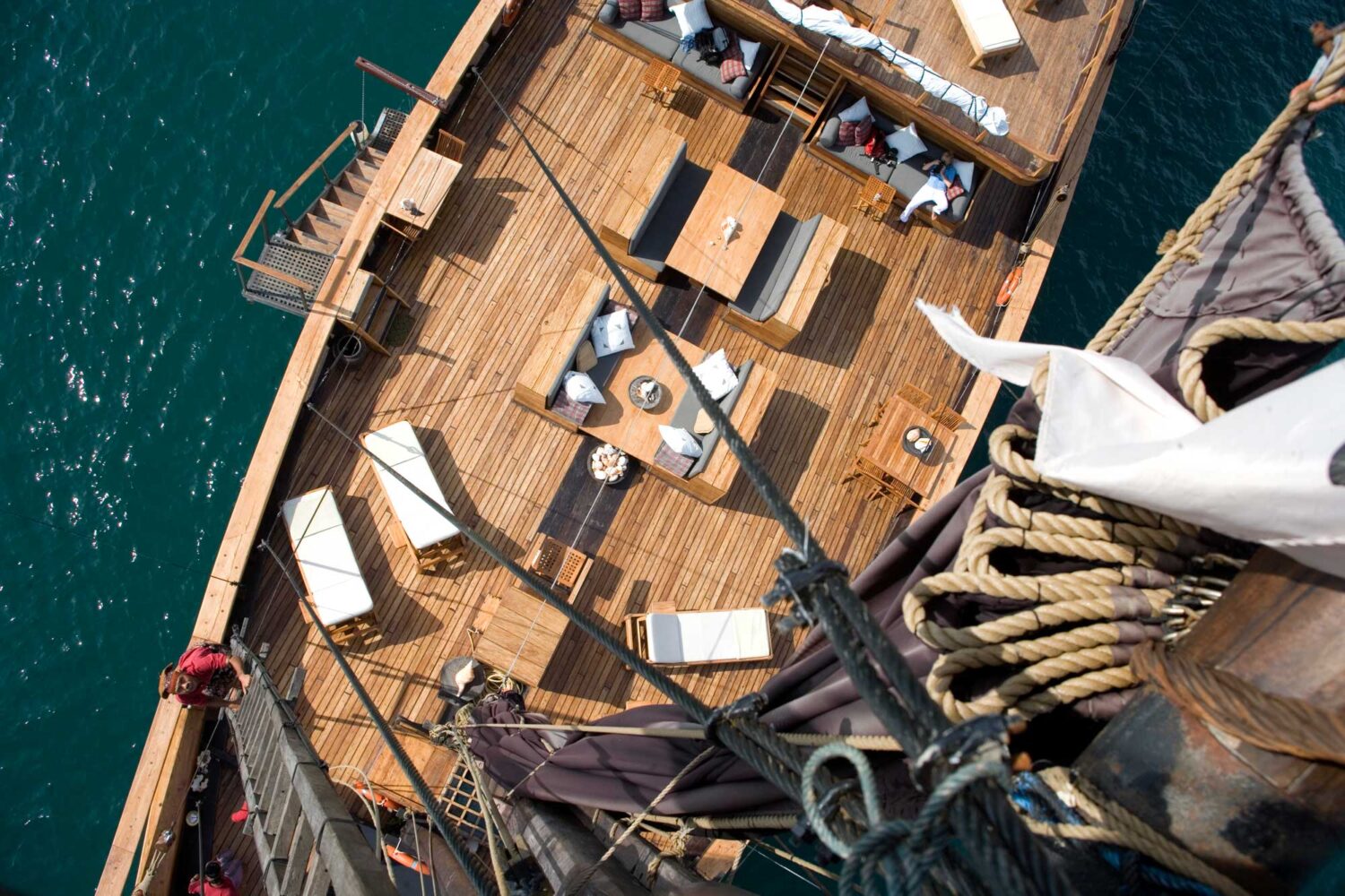 wooden boat deck indonesia luxury voyage Silolona croisière de luxe Indonésie