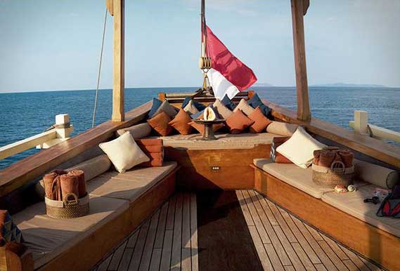 Silolona Luxury Yacht Charter aft deck lounge Silolona croisière de luxe Indonésie