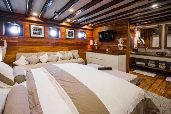 Luxury yacht Deluxe suite prana