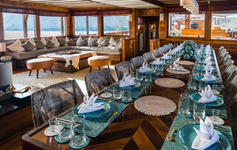 prana luxury yacht charter croisière exclusive haut de gamme main deck dinner table croisière ultra luxe Indonésie