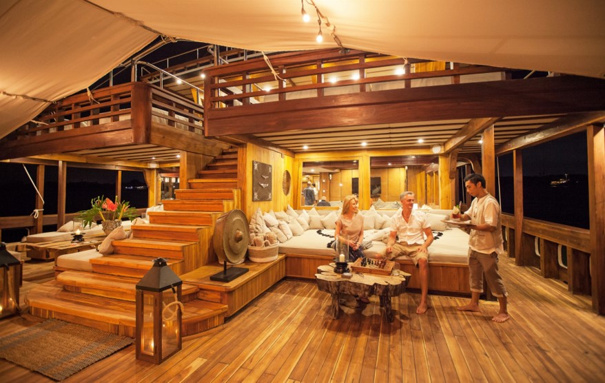 prana luxury yacht charter main deck lounge croisière exclusive haut de gamme croisière ultra luxe Indonésie