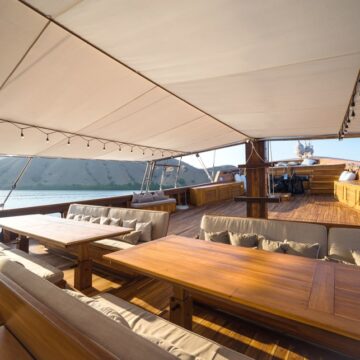 prana luxury yacht charter croisière exclusive haut de gamme main deck croisière ultra luxe Indonésie