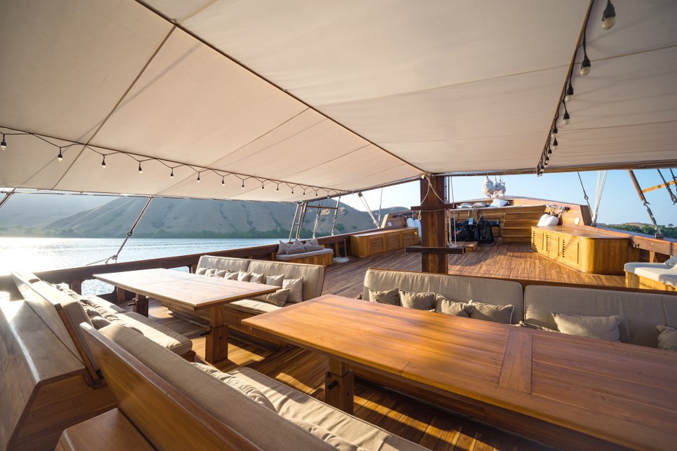 prana luxury yacht charter croisière exclusive haut de gamme main deck croisière ultra luxe Indonésie