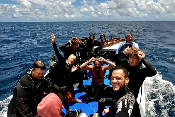 plongeurs joyeux annexe bateau de croisière indonésie mer de banda requins marteaux