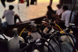 bateau de croisière pinisi indonésien équipage coucher de soleil pont de plongée