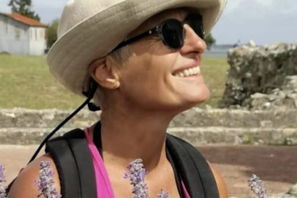 Sonia accompagnatrice Expeditions plongée exclusive francophone Konjo cruising indonesia bout du monde indonésie mer de banda