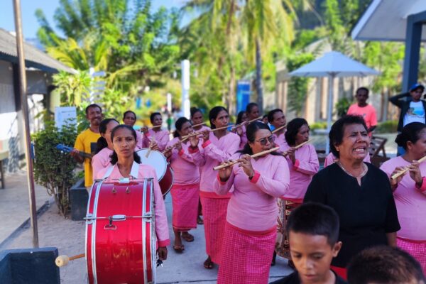Cérémonie traditionnelle dans le village de Welora, sur l'île de Dawera, l'une des îles oubliées visitées lors de l'expédition mer de Banda sauvage de Konjo, en Indonésie.
