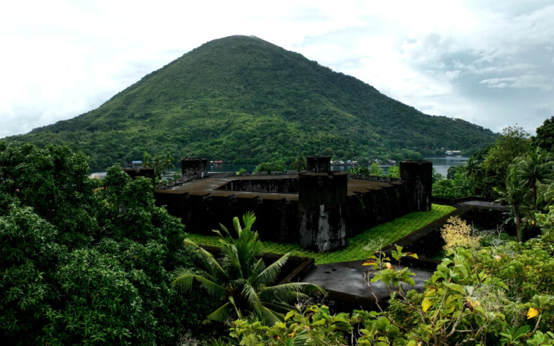 Le fort Belgica domine le volcan Gunung Api sur l'île de Banda Neira, au cœur des légendaires îles aux Épices, en Indonésie.