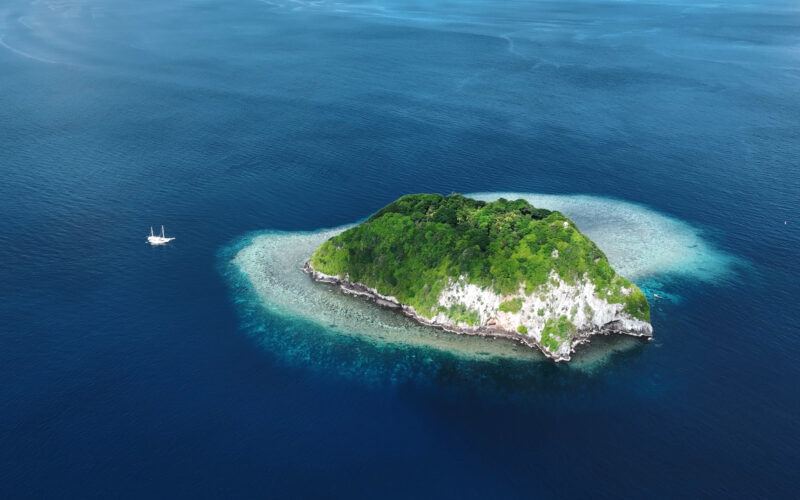 Vue aérienne du rocher de Suanggi, un site de plongée isolé de la mer de Banda, près de Banda Neira, en Indonésie.